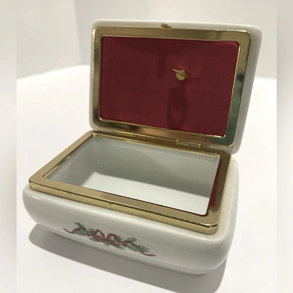 Vintage Melodies Of Christmas Musical Trinket Jewelry Box 